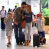 Fernanda Lima e Rodrigo Hilbert se divertiram trocando beijos enquanto caminhavam em aeroporto