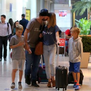 Fernanda Lima e Rodrigo Hilbert, na companhia dos filhos gêmeos, se beijam em aeroporto nesta sexta-feira, dia 27 de julho de 2018