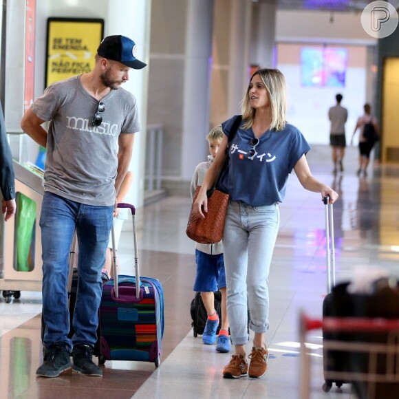 Fernanda Lima conversa com o marido, Rodrigo Hilbert, em aeroporto no Rio de Janeiro