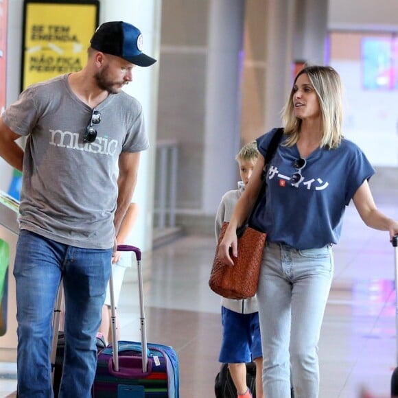 Fernanda Lima conversa com o marido, Rodrigo Hilbert, em aeroporto no Rio de Janeiro