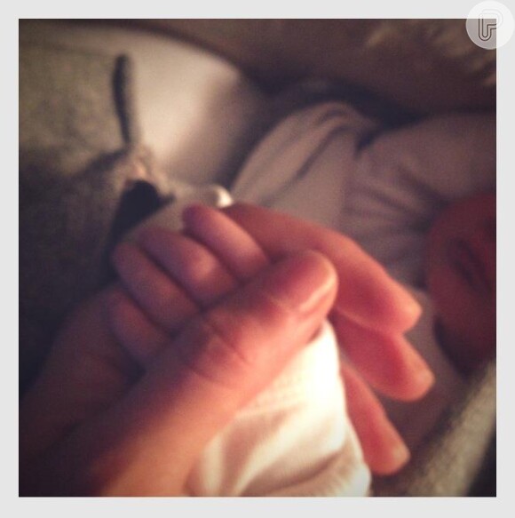 Gisele Bündchen posta foto da mãozinha da filha, Vivian Brady, logo após o nascimento