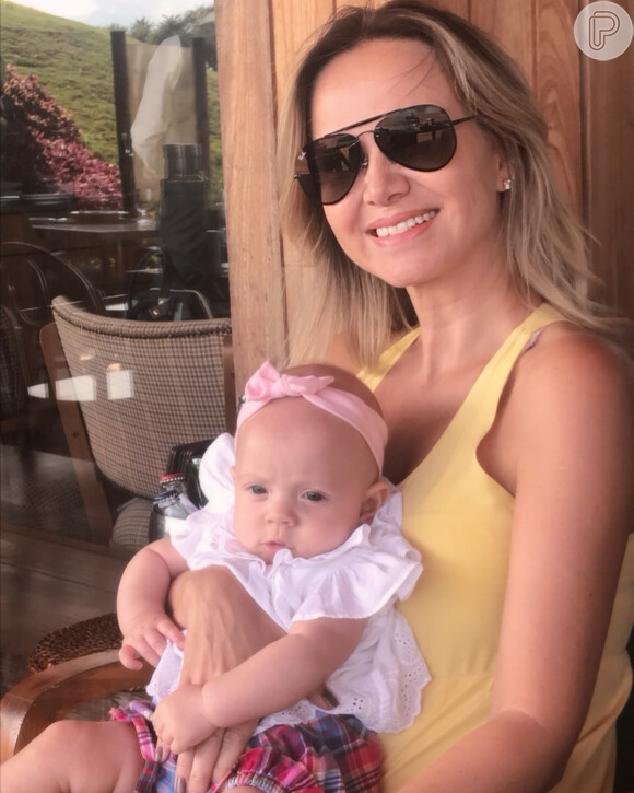 'Com ela a vida ficou ainda melhor', escreveu Eliana ao postar foto de Manuela, sua filha de 10 meses