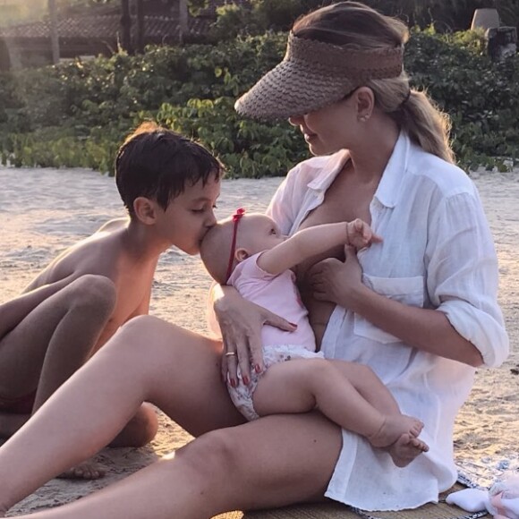 Eliana diz que Arthur ficou mais independente para ela cuidar de Manuela, de 10 meses: 'Às vezes, ele aparece com a bermuda ao contrário, uma meia lá em cima e a outra lá embaixo... Ele não sabia amarrar o tênis e aprendeu de uns meses para cá. Está se virando'