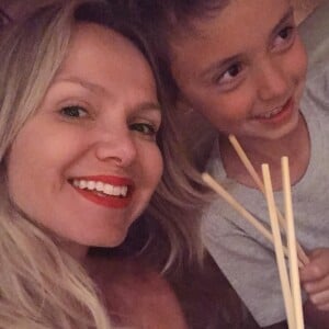 Eliana se divertiu no mar de Miami com o filho, Arthur, de 6 anos