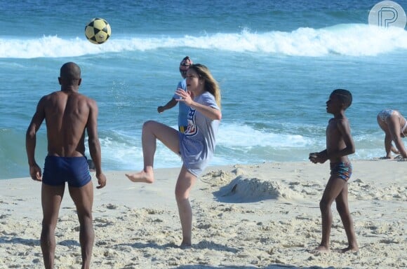 Fernanda Gentil mostrou habilidade com a bola ao jogar uma partida de altinha