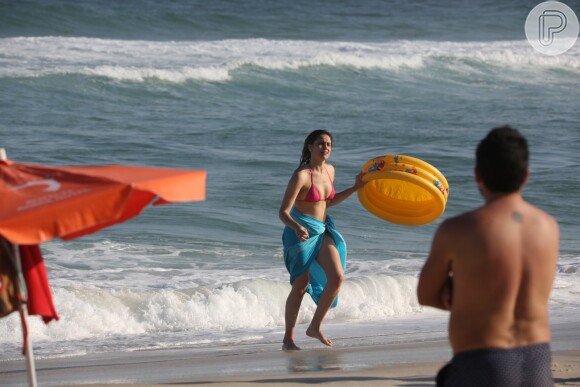 Fernanda Gentil levou uma piscininha de plástico para o filho Gabriel