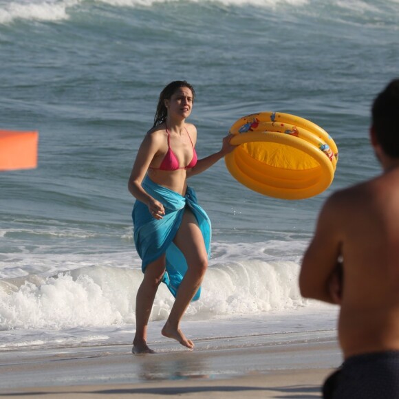 Fernanda Gentil levou uma piscininha de plástico para o filho Gabriel