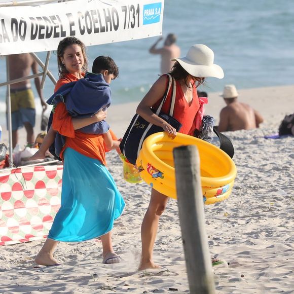 Na hora de ir embora, Fernanda Gentil levou Gabriel no colo