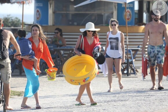 Fernanda Gentil deixou a praia ao lado de Priscila Montandon e Gabriel