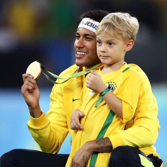 Bruna Marquezine aparece dançando na pista com Davi Lucca, filho de Neymar