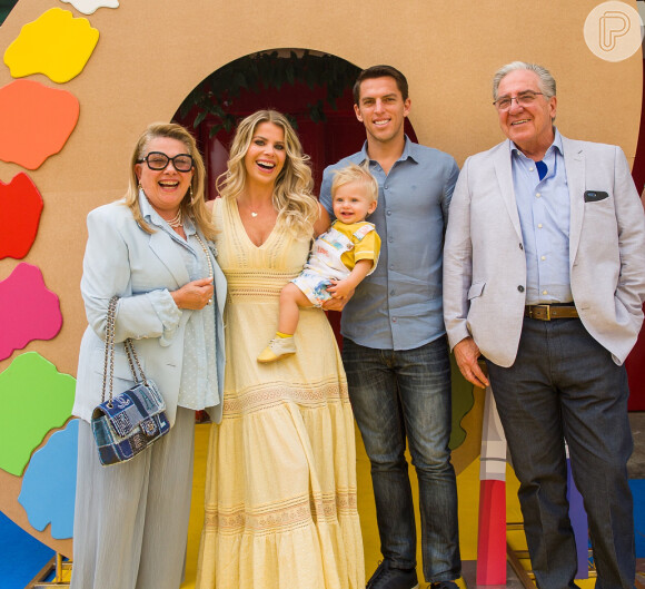 Karina Bacchi reuniu familiares para comemorar o aniversário do filho, Enrico