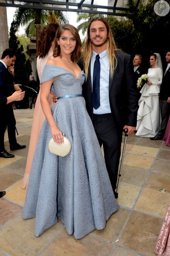 Isabella Santoni e o namorado, Caio Vaz, no casamento de Bruna Hamú com o empresário Diego Moregola