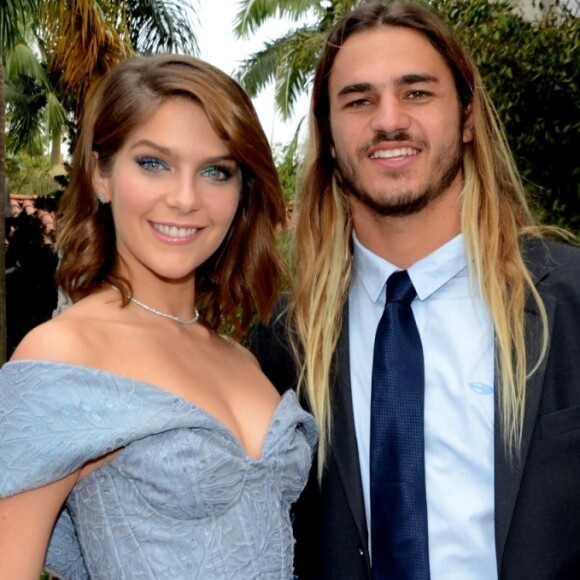 Isabella Santoni pegou o buquê no casamento de Bruna Hamú e mandou indireta para o namorado, Caio Vaz. Veja a seguir!