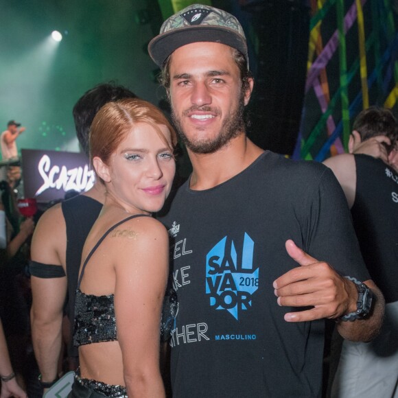 Isabella Santoni disse que o mar lhe aproximou do namorado, o surfista Caio Vaz