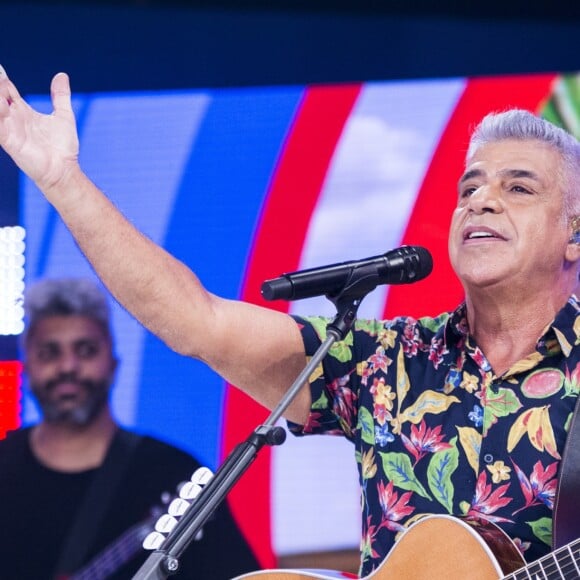 Lulu Santos mostrou, em voz e violão, a canção sobre o namoro composta por ele