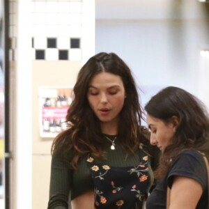 Isis Valverde foi às compras na noite desta segunda-feira, 30 de julho de 2018