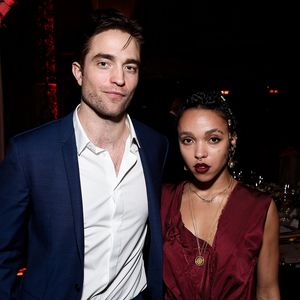 Robert Pattinson confirmou o fim do noivado com a cantora FKA Twigs em outubro de 2017