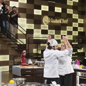 Hugo e Maria Antônia, finalistas do 'MasterChef Brasil', vibram ao terminarem os pratos na final do programa