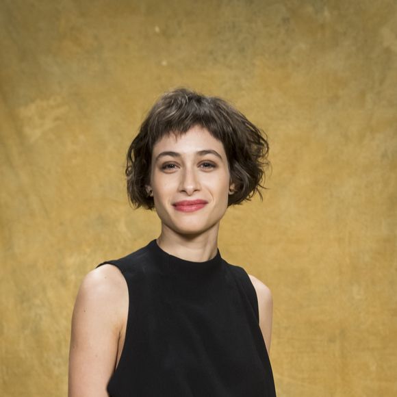 Manuela (Luisa Arraes) comemora o fato da mãe, Luzia (Giovanna Antonelli), ser inocentada, nos próximos capítulos da novela 'Segundo Sol': 'Acabou, mainha. Você tá livre!'