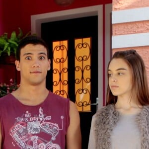 Mirela (Larissa Manoela) diz que se Raquel (Isabella Moreira) roubar Guilherme (Lawrran Couto) dela, elas não serão mais amigas na novela 'As Aventuras de Poliana'