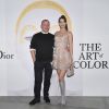 O diretor criativo da divisão de make up da Dior, Peter Philips, ao lado da garota-propaganda da marca Bella Hadid