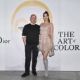 O diretor criativo da divisão de make up da Dior, Peter Philips, ao lado da garota-propaganda da marca Bella Hadid