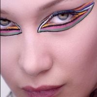 Delineado em alta! Maquiador da Dior propõe olho gráfico em make multicolorida