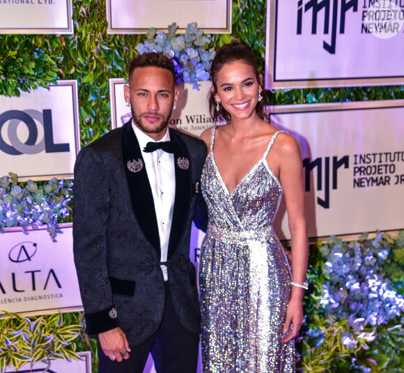 Neymar contratou avião com uma faixa para surpreender Bruna Marquezine com a frase 'Feliz aniversário. Te amo, preta'