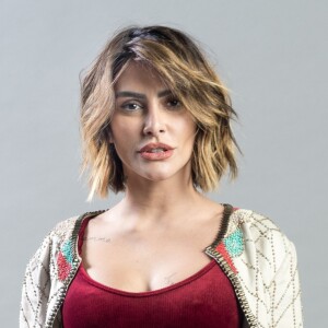 Betina (Cleo) surpreende Samuca (Nicolas Prattes) ao ficar de sutiã no seu apartamento, nos próximos capítulos da novela 'O Tempo Não Para': 'Achou que eu ia desistir de você tão fácil?'