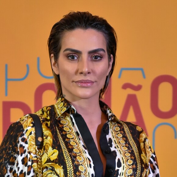 Betina (Cleo) lembra a Samuca (Nicolas Prattes) que eles são sócios, nos próximos capítulos da novela 'O Tempo Não Para': 'Você tá esquecendo de uma coisa. Eu sou a vice-presidente de marketing da Samvita'
