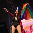 Maitê Perroni se apresenta com bandeira LGBT+ em São Paulo