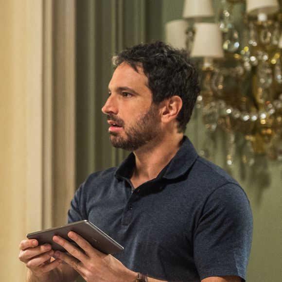 Edgar (Caco Ciocler) questiona os pais, nos próximos capítulos da novela 'Segundo Sol': 'Como é que vocês tiveram a coragem de mentir pra mim esses anos todos?'