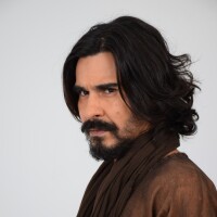 Barrabás na novela 'Jesus', André Gonçalves defende o vilão: 'Luta pelo povo'