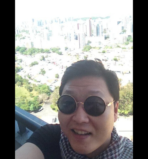 O rapper sul-coreano Psy, do hit 'Gangnam Style', postou uma foto em Salvador nesta sexta-feira, 8 de fevereiro de 2013