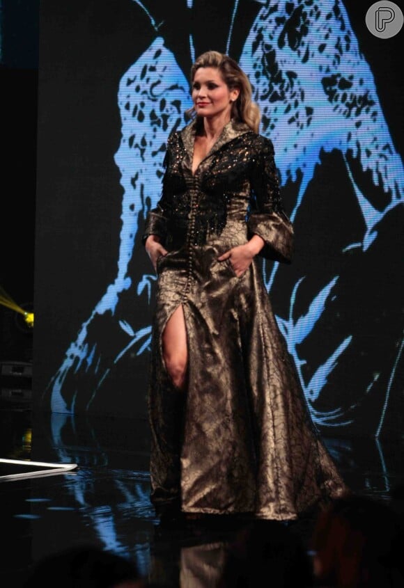 Flávia Alessandra brilhou ao desfilar no 19º Prêmio de Maquiagem Avon em julho de 2014