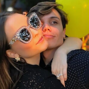 Larissa Manoela não abriu mão de seu óculos Gucci: 'Eu amo, tenho muito apego nele e todo mundo me vê sempre com esse óculos'