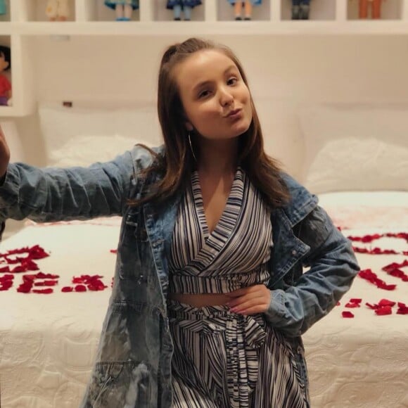 Larissa Manoela tem 888 peças em seu closet e abriu mão de parte das peças para doação: 'Estou muito feliz em estar fazendo parte do 'Desengaveta' e compartilhar esses looks incríveis com meus fãs'