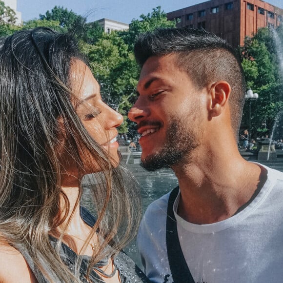 Mayra Cardi está na reta final da gravidez de uma menina