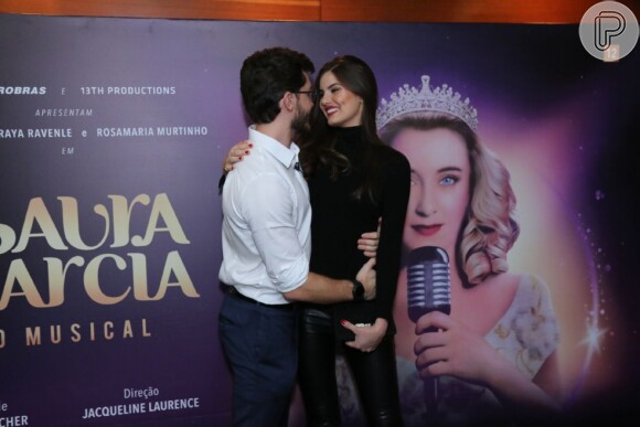 Klebber Toledo e Camila Queiroz foram fotografados em clima romântico ao assistirem à peça 'Isaura Garcia, o Musical'