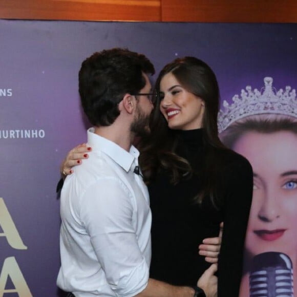 Klebber Toledo e Camila Queiroz foram fotografados em clima romântico ao assistirem à peça 'Isaura Garcia, o Musical'