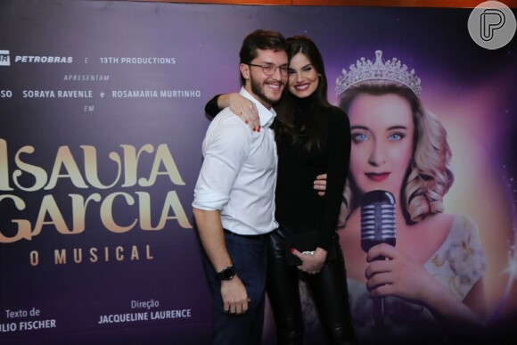 Klebber Toledo e Camila Queiroz posaram juntos ao conferirem a peça 'Isaura Garcia, o Musical'