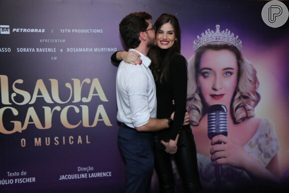 Klebber Toledo e Camila Queiroz prestigiaram a peça 'Isaura Garcia, o Musical', em cartaz no teatro Oi Casa Grande, no Leblon, zona sul do Rio de Janeiro, nesta terça-feira, 7 de agosto de 2018