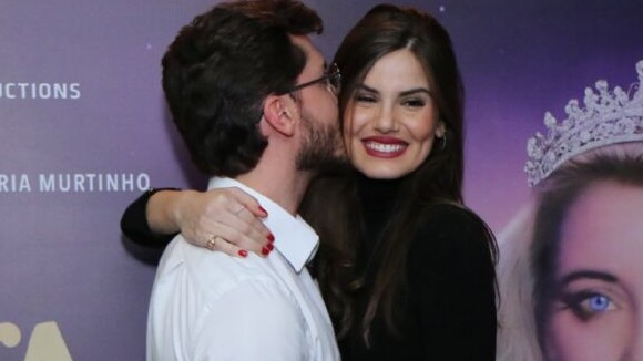 Que amor! Klebber Toledo dá beijo em Camila Queiroz ao prestigiar peça. Fotos!