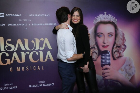 Klebber Toledo e Camila Queiroz trocaram carinho ao conferirem a peça 'Isaura Garcia, o Musical'