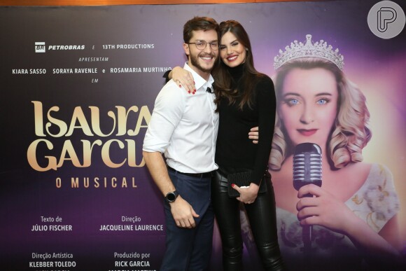 Klebber Toledo e Camila Queiroz prestigiaram a peça 'Isaura Garcia, O Musical', nesta terça-feira, 7 de agosto de 2018