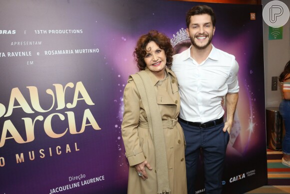 Klebber Toledo posou com Rosamaria Murtinho, uma das protagonistas de 'Isaura Garcia, O Musical', ao conferir o espetáculo