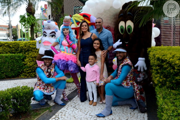 Luciele Di Camargo e Denílson receberam a família na festa de 8 anos de Maria Eduarda