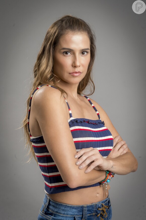 Karola (Deborah Secco) será ameaçada por Luzia (Giovanna Antonelli) com uma faca