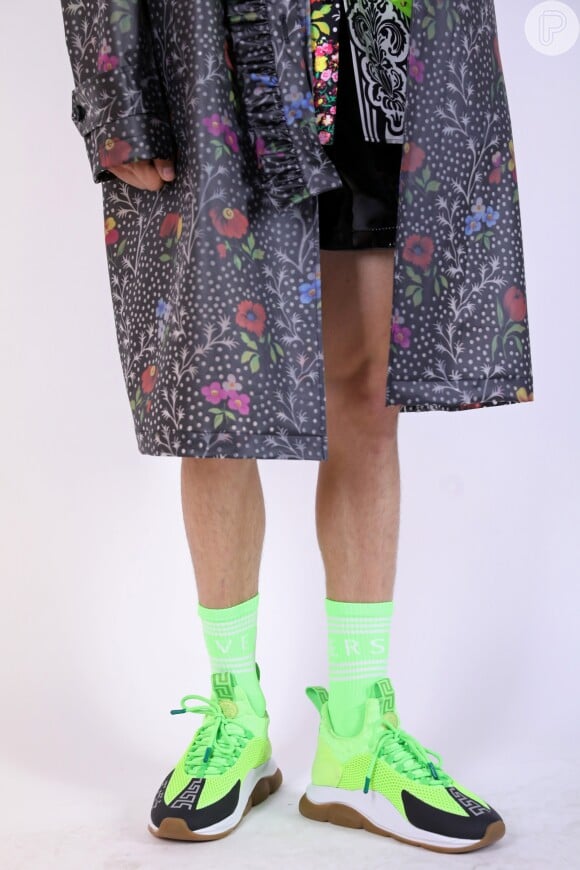 Tênis com meia esportiva combinando em look da Versace