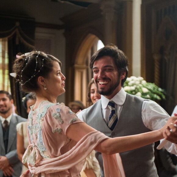 Ema (Agatha Moreira) e Ernesto (Rodrigo Simas) se casam de surpresa no capítulo de segunda-feira, 20 de agosto de 2018 da novela 'Orgulho e Paixão'